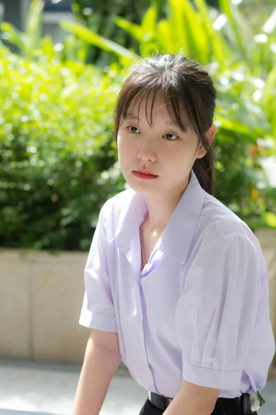 Asya thai lise öğrencisi üniforması güzel kız gülümse ve rahatla