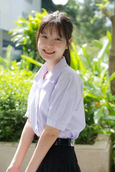Asya thai lise öğrencisi üniforması güzel kız gülümse ve rahatla