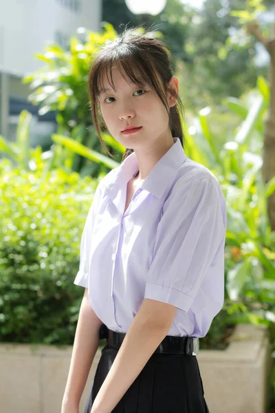 Asya thai lise öğrencisi üniforması güzel kız gülümse ve rahatla