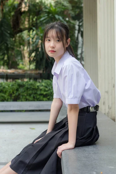 Asya thai lise öğrencisi üniforması güzel kız gülümse ve rahatla