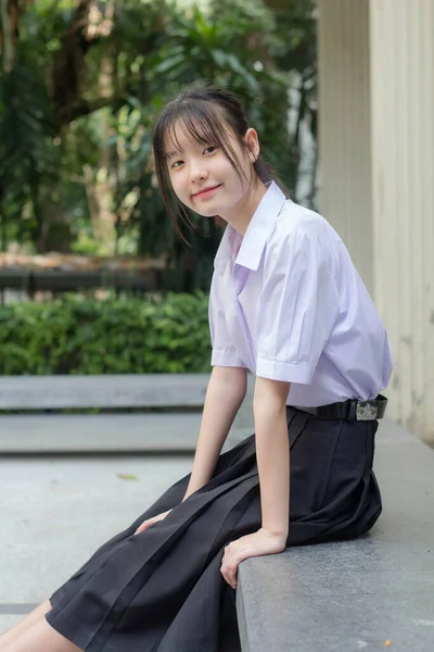 Asya thai lise öğrencisi üniforması güzel kız gülümse ve rahatla