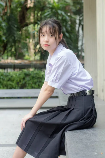 Asya thai lise öğrencisi üniforması güzel kız gülümse ve rahatla