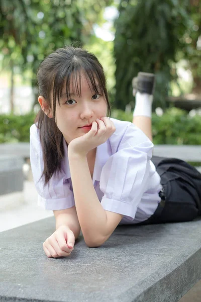 亚洲的高中学生制服漂亮的女孩笑着放松一下 — 图库照片