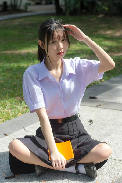 Azië Thai Middelbare School Student Uniform Mooi Meisje Glimlach Ontspannen — Stockfoto