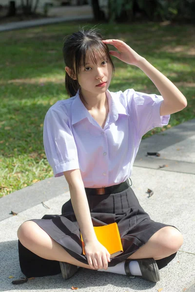 Azië Thai Middelbare School Student Uniform Mooi Meisje Glimlach Ontspannen — Stockfoto