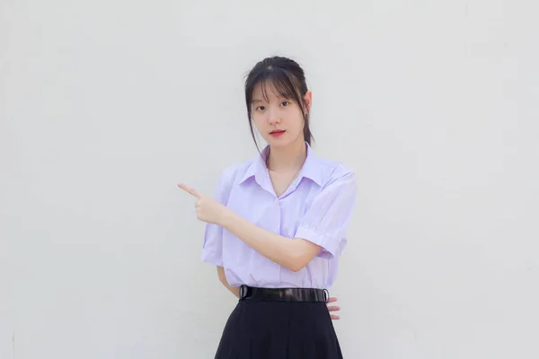 Asya Taylandlı Lise Öğrencisi Üniforması Güzel Kız Işaret Ediyor — Stok fotoğraf