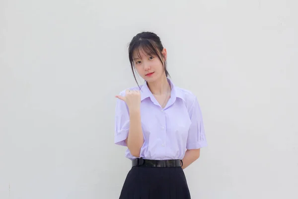 Azjatyckie Tajskie Liceum Student Mundur Piękny Dziewczyna Wskazując — Zdjęcie stockowe
