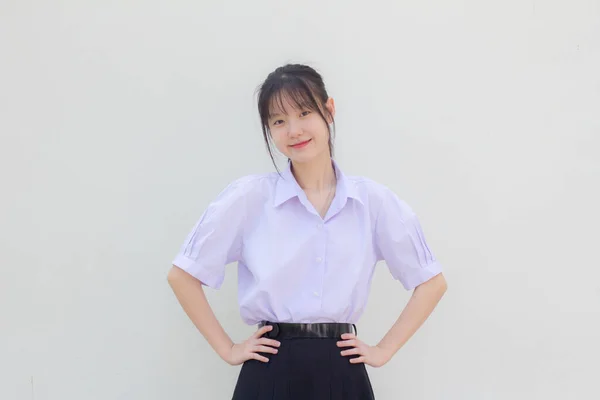 アジアタイ高校生制服美少女の笑顔とリラックス — ストック写真