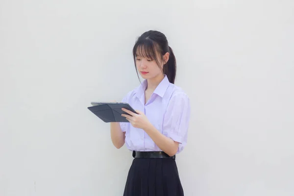 아시아 고등학생의 아름다운 제복을 태블릿을 사용하는 — 스톡 사진