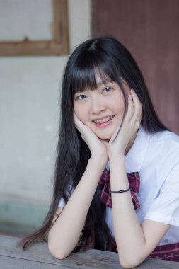 Japon genç güzel kız öğrenci gülümsemesi içinde ve rahatla.