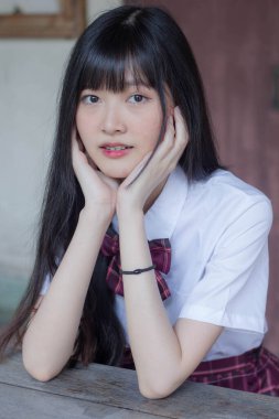 Japon genç güzel kız öğrenci gülümsemesi içinde ve rahatla.