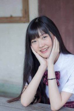 Japon genç güzel kız öğrenci gülümsemesi içinde ve rahatla.