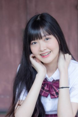 Japon genç güzel kız öğrenci gülümsemesi içinde ve rahatla.