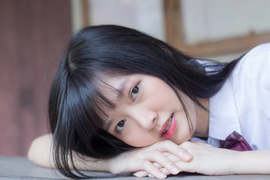 Japon genç güzel kız öğrenci gülümsemesi içinde ve rahatla.