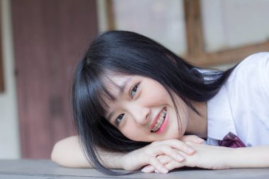Japon genç güzel kız öğrenci gülümsemesi içinde ve rahatla.
