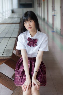 Japon genç güzel kız öğrenci gülümsemesi içinde ve rahatla.