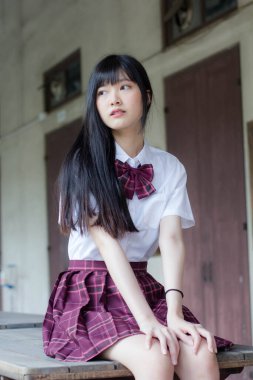 Japon genç güzel kız öğrenci gülümsemesi içinde ve rahatla.