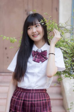 Japon genç güzel kız öğrenci gülümsemesi içinde ve rahatla.