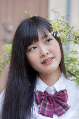 Japon genç güzel kız öğrenci gülümsemesi içinde ve rahatla.