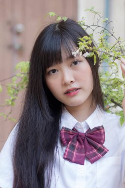 Japon genç güzel kız öğrenci gülümsemesi içinde ve rahatla.