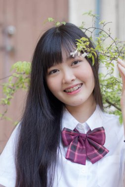 Japon genç güzel kız öğrenci gülümsemesi içinde ve rahatla.