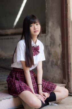 Japon genç güzel kız öğrenci gülümsemesi içinde ve rahatla.