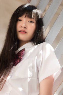 Japon genç güzel kız öğrenci gülümsemesi içinde ve rahatla.