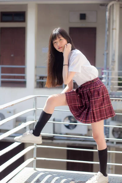 日本人ティーン美しいです女の子で学生の笑顔とリラックス — ストック写真