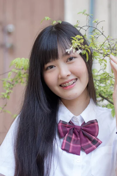 Japon genç güzel kız öğrenci gülümsemesi içinde ve rahatla.