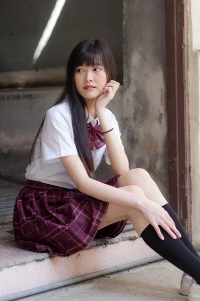 Japon genç güzel kız öğrenci gülümsemesi içinde ve rahatla.