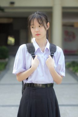 Asya thai lise öğrencisi üniforması güzel kız gülümse ve rahatla