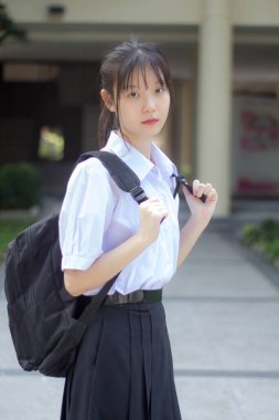 Asya thai lise öğrencisi üniforması güzel kız gülümse ve rahatla