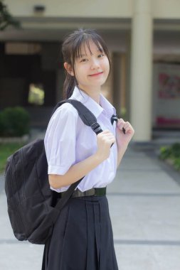 Asya thai lise öğrencisi üniforması güzel kız gülümse ve rahatla