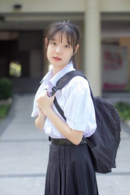 Asya thai lise öğrencisi üniforması güzel kız gülümse ve rahatla