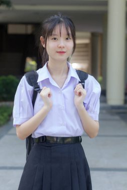 Asya thai lise öğrencisi üniforması güzel kız gülümse ve rahatla