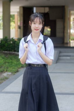 Asya thai lise öğrencisi üniforması güzel kız gülümse ve rahatla