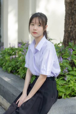 Asya thai lise öğrencisi üniforması güzel kız gülümse ve rahatla