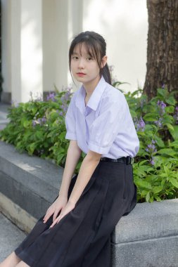 Asya thai lise öğrencisi üniforması güzel kız gülümse ve rahatla