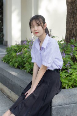 Asya thai lise öğrencisi üniforması güzel kız gülümse ve rahatla