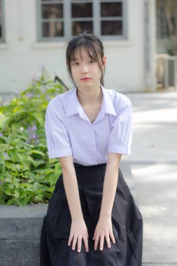 Asya thai lise öğrencisi üniforması güzel kız gülümse ve rahatla