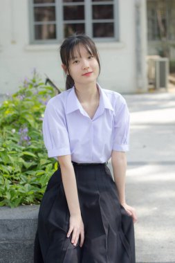 Asya thai lise öğrencisi üniforması güzel kız gülümse ve rahatla