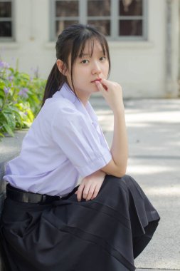 Asya thai lise öğrencisi üniforması güzel kız gülümse ve rahatla