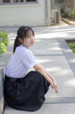Asya thai lise öğrencisi üniforması güzel kız gülümse ve rahatla