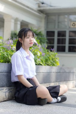 Asya thai lise öğrencisi üniforması güzel kız gülümse ve rahatla