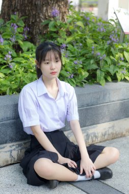 Asya thai lise öğrencisi üniforması güzel kız gülümse ve rahatla