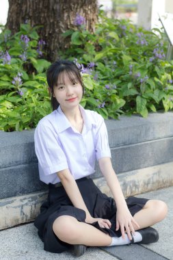 Asya thai lise öğrencisi üniforması güzel kız gülümse ve rahatla