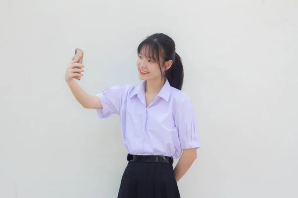 Asia Thai 고등학생 유니폼아름다운 여자그녀의 스마트폰 Selfie 사용하여 — 스톡 사진