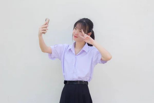 Ασία Thai Γυμνάσιο Στολή Μαθητή Όμορφο Κορίτσι Χρησιμοποιώντας Έξυπνο Τηλέφωνό — Φωτογραφία Αρχείου