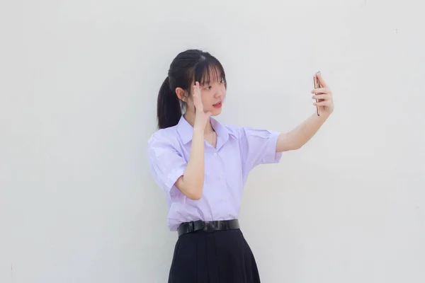 Ασία Thai Γυμνάσιο Στολή Μαθητή Όμορφο Κορίτσι Χρησιμοποιώντας Έξυπνο Τηλέφωνό — Φωτογραφία Αρχείου
