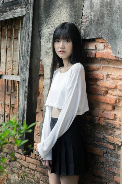 Retrato Tailandês Adulto Linda Menina Camisa Branca Saia Preta Relaxar — Fotografia de Stock